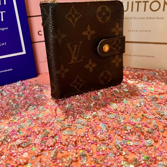 Louis Vuitton Accessories - Louis Vuitton Compact Zippé wallet in the classic Monogram canvas EUC